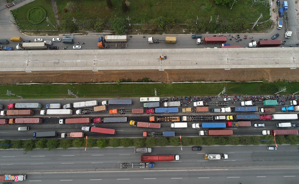 Xe cộ đặc kín trên xa lộ Hà Nội ngày cuối năm